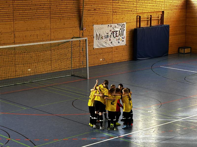 Neue Trikots für die E-Juniorinnen vom TSV Grasbrunn - gespendet von renewone
