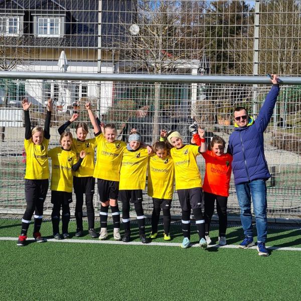 Neue Trikots für die E-Juniorinnen vom TSV Grasbrunn - gespendet von renewone